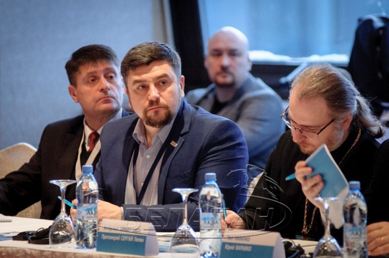 Andrei Paluda (center) during a conference on the death penalty in Minsk. 13 December 2016. Photo: belapan.by