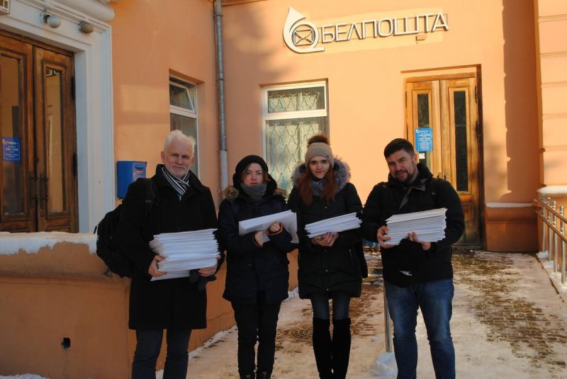 Правозащитники Алесь Беляцкий и Андрей Паруда вместе с волонтерами передают на почту обращения к депутатам.