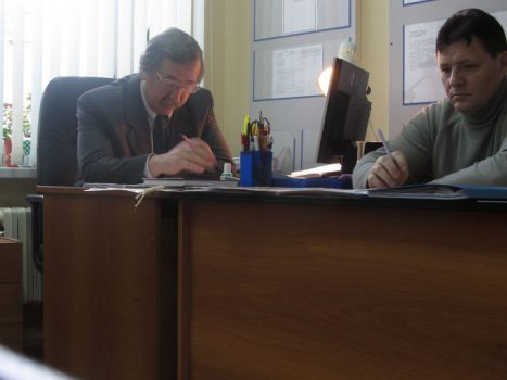 S. Afanasenkau (Chair of Zhodzina City Electoral Commission) and A. Vauchanin (commission member) at a meeting. Photo by A. Lapitski