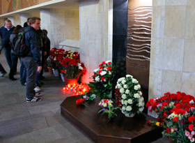 Мемориал погибшим от взрыва на минской станции метро "Октябрьская" 11.04.2011.