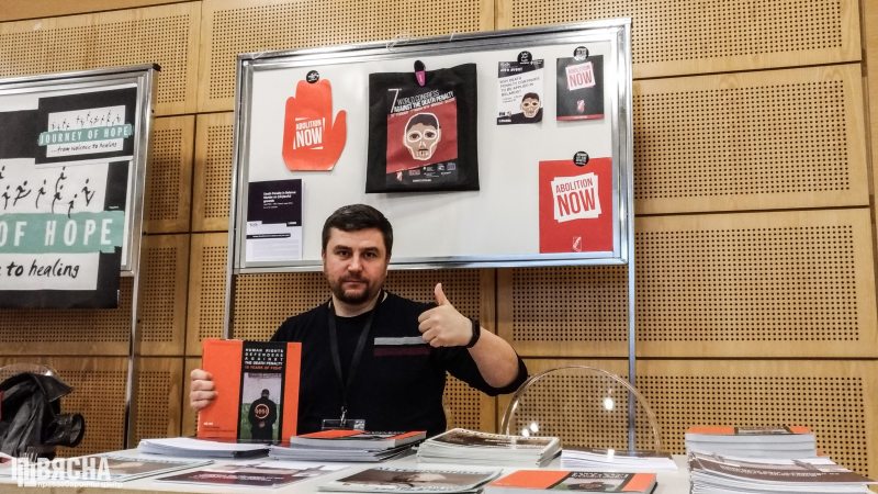 Координатор кампании "Правозащитники против смертной казни в Беларуси" Андрей Полуда во время презентации фотоальбома в Брюсселе
