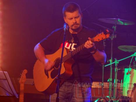 Ales Dzianisau at the concert "The Last Dawn". Photo by Radio Racyja.