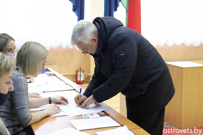Игорь Шалудин на участке для голосования