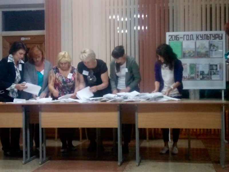 Подсчет голосов на участке №17 Первомайского округа в Бобруйске.