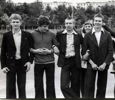 Алесь Бяляцкі (першы злева) у старэйшых класах