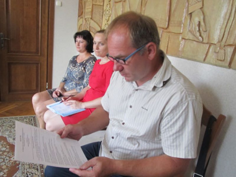 Береза. Член ОГП Александр Кабанов во время регистрации кандидатом
