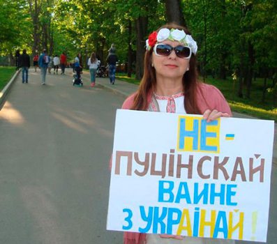 Natalia Bordaik in the Nesvizh Park, May 9, 2014