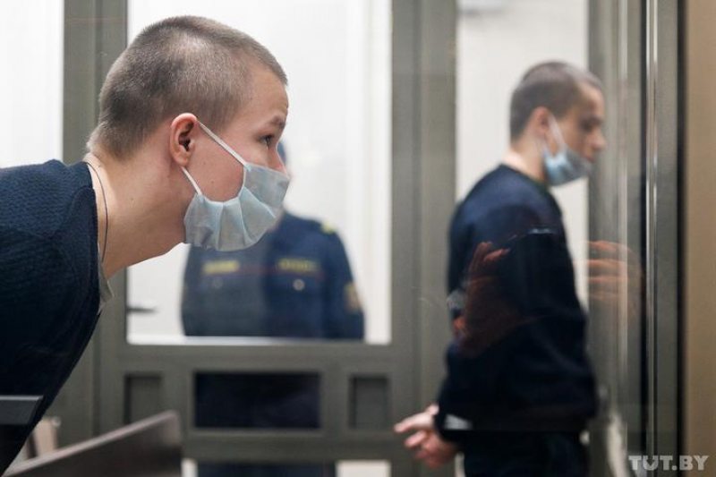 Stanislau Kostseu (left) and his brother Illia Kostseu during an appeal hearing at the Supreme Court. Photo: tut.by