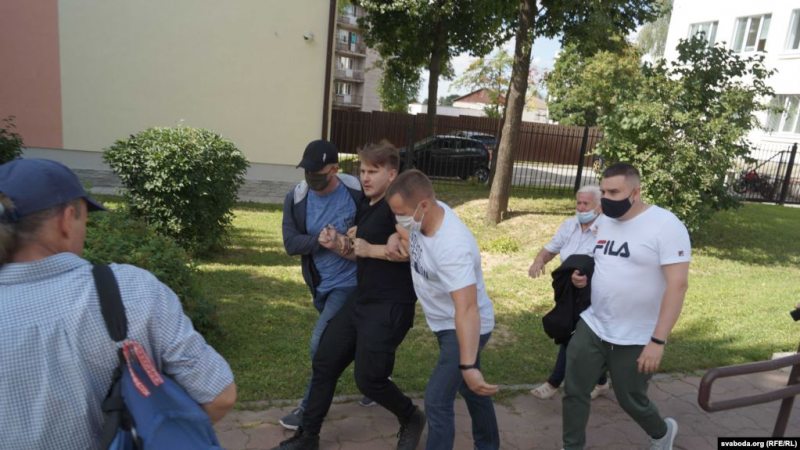 Ales Burakou detained by plain-clothed police officers. August 6, 2020. Photo: svaboda.org