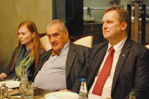 Карел Шварценберг (посередине) на встрече с родственниками осужденных к смертной казни