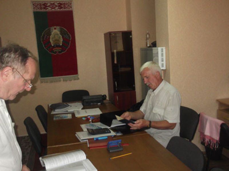 Григорий Костусев и председатель окружной комиссии Шкловского округа №90 Александр Гуринов.