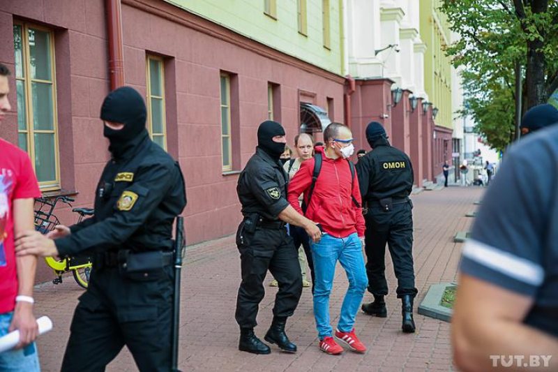 Riot police detain a man outside the KGB building in Minsk. July 28, 2020. Photo: Darya Burakina/tut.by