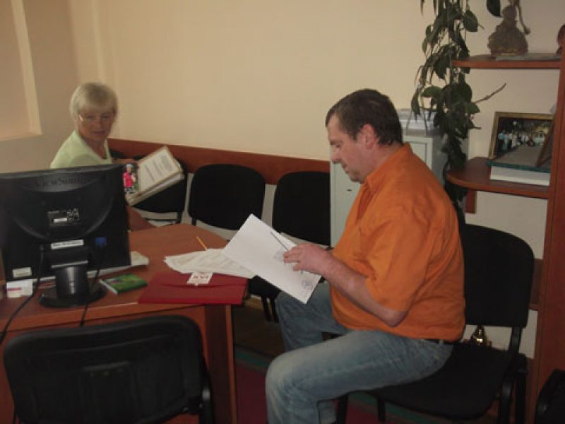 Николай Метелица во время подачи документов в окружную комиссию.