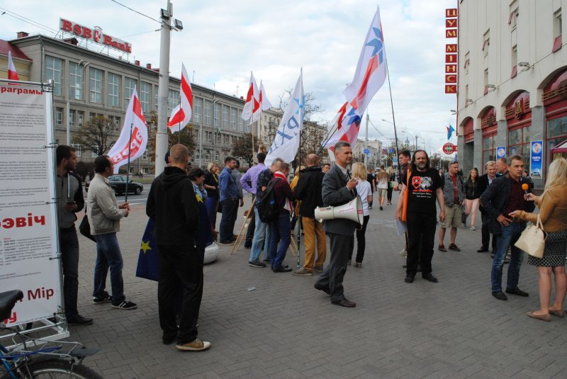 Правацэнтрысцкая кааліцыя правяла сумесны агітацыйны пікет каля ЦУМа ў Мінску 1 верасня 2016 года.