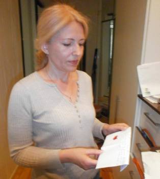 Natallia Pinchuk reading a letter from Ales Bialiatski