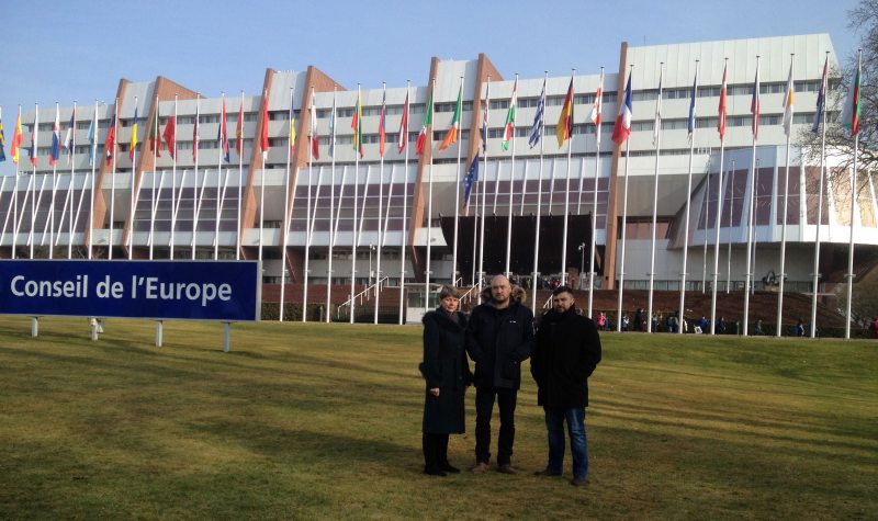 Любовь Ковалева, Валентин Стефанович и Андрей Полуда у здания Совета Европы в Страсбурге. 8 февраля 2017