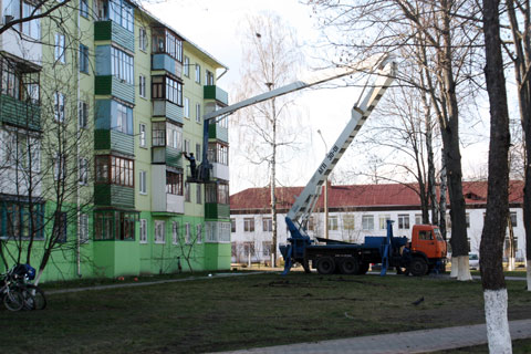 Верующих в Пасху заставили красить фасады домов. Saligorsk-15.04.2012a