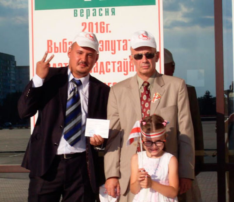  Солигорск. Александр Малочко (слева) с членами своего предвыборного штаба сразу после регистрации кандидатом.