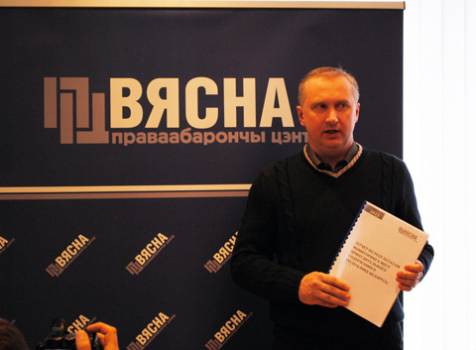 Pavel Sapelka presenting a report on 1 April