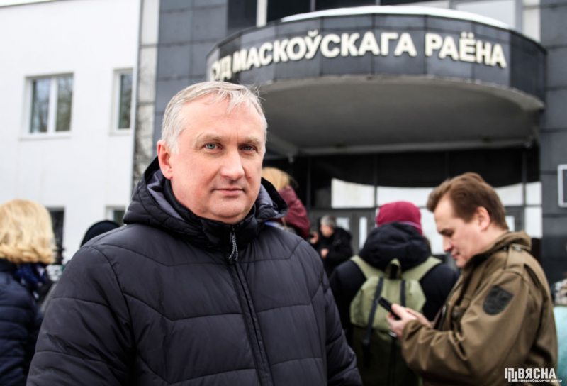 Павел Сапелко возле суда Московского района. Фото: ПЦ "Вясна"
