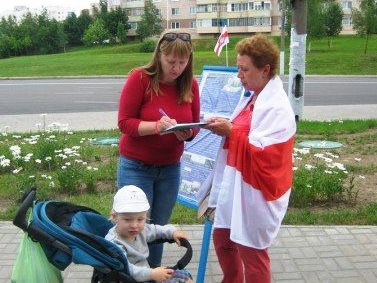 Татьяна Северинец во время сбора подписей избирателей