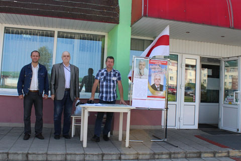 Агитационный пикет в поддержку Ивана Шеги возле магазина "Верасок" в Слониме.