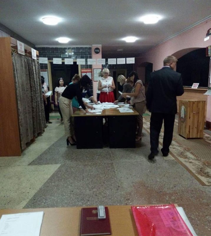 Процедура подсчета голосов глазами наблюдателя на Слуцком избирательном участке №27.