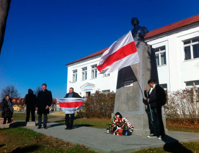 Юрий Глебик выступил перед собравшимися, держа в руках национальный флаг