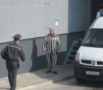 В Барановичах продолжается судебный процесс над активистом, который пришел на работу в полосатой робе