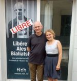 Алесь Беляцкий и Саша Кулаева у офиса FIDH в Париже