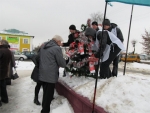 Береза: Доверенные лица Некляева украсили елку агитационными материалами (фото)