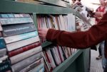 Активист через суд требует компенсацию за его уничтоженные книги