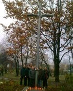 Baranavichy: public activists hold a cleanup near the cross in the memory of victims of Stalin's repressions