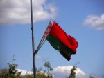 Минчанина осудили на два года "домашней химии" за сорванный флаг