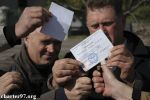 Демократы сожгли перед Центризбиркомом свои удостоверения кандидатов в «депутаты» 