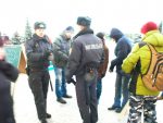 Гомельские милиционеры требовали на пикете снять бело-красно-белый флаг (фото)