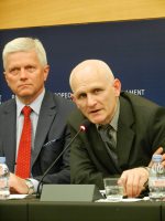 Евродепутат Анджей Гжиб и Алесь Беляцкий на пресс-конференции в Европарламенте © European Union 2014