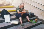 На бездомного, которого 10 раз арестовывали по "народной статье", завели уголовку за неоднократное "несанкционированное пикетирование"