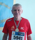 Юрист Правозащитного центра "Весна" Владимир Малей привез медаль с Миланского марафона