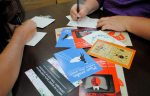 Волонтеры "Весны" подписали открытки солидарности с политзаключенными