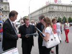 Минск: с претендентами в президенты знакомятся, приветствуют и фотографируются (фото)