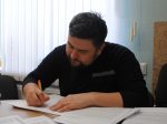 Координатор кампании "Правозащитники против смертной казни" Андрей Полуда подписывает обращения к депутатам.