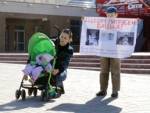 Семья Сергея Коваленко вышла с плакатом в центр Витебска
