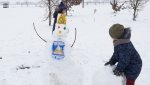В Бресте составили протокол из-за снеговика, которого дети слепили возле аккумуляторного завода