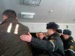 Міліцыянты спрабуюць вывесьці з залі праваабаронцу Паўла Левінава