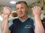 Пытки в РОВД: Оппозиционера подвешивали за наручники к решетке 