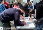 Фоторепортаж. Как в Минске собирают подписи за выдвижение кандидатов в президенты