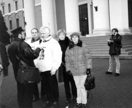 "Весновцы" на акции против политических исчезновений возле КГБ в 2000 г. (Слева направо: В.Стефанович, А.Беляцкий, Т.Ревяко и А.Лаптенок)