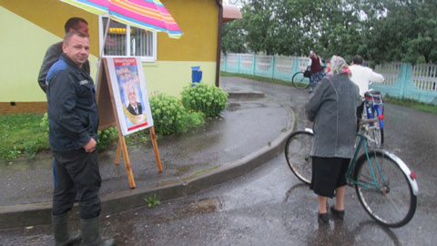 Пикет по сбору подписей в поддержку Ивана Шеги в деревне Елка Зельвенского района