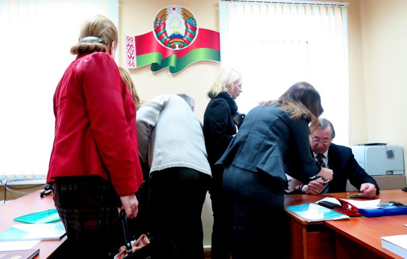 В помещении Жодинской городской избирательной комиссии. Фото Алексея Лапицкого.